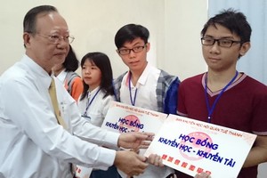 盧耀南理事長向廣肇大學生頒發獎學金。