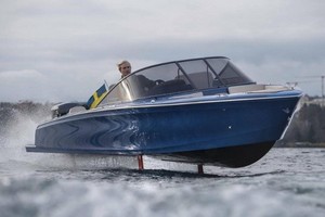 Candela Seven的水翼打開，令船身脫離水面疾馳。（圖源：互聯網）