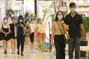 民眾往來購物中心均佩戴口罩。（圖源：黃雄）