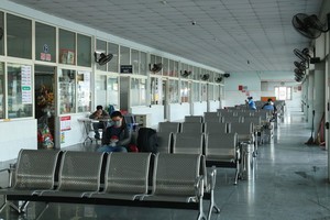 峴港市中心車站候車室乘客寥寥無幾。（圖源：阮強）