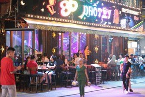 圖為第一郡裴援步行街上的半露天餐廳。（圖源：四貴）