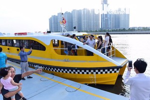 本市水上巴士為民眾服務。