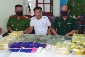 被拘捕的毒犯陳文慶（左二）與毒品物證。（圖源：警方提供）