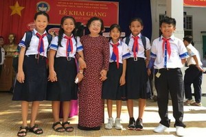 原國家副主席、韋阿英基金會主席張美華與少數民族學生在開學典禮上合照。 