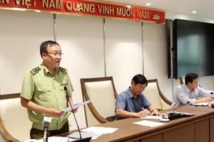 河內市市場管理局副局長阮明雄（左）在新聞發佈會上發言。（圖源：寶玲）