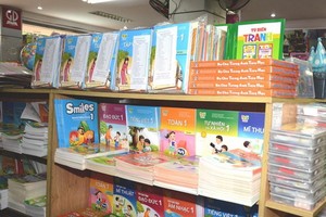 圖為某書店書架上擺售的小學一年級教科書。