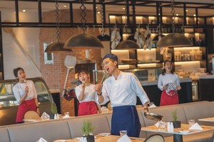 餐廳服務員與廚師手持各類廚具代替麥克風在餐廳引吭高歌。（圖源：耀基）