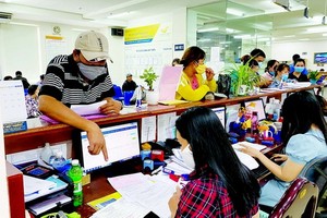 民眾在本市社保機關辦理手續。