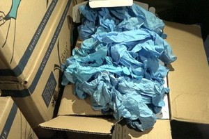 本市市場管理局查獲大量的劣質醫用手套。（圖源：越通社）