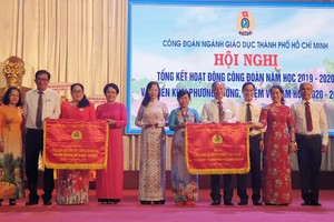 市教育與培訓廳工會獲越南勞動聯團錦旗。