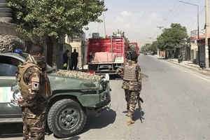 9月9日，安全人員在阿富汗首都喀布爾的襲擊現場附近警戒。（圖源：新華社）