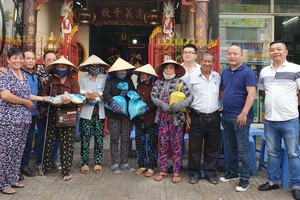 左閭關帝廟理事會向當地貧困者頒發盂蘭節禮物。