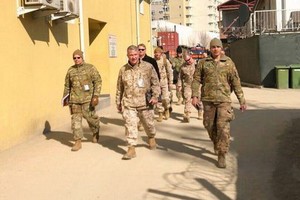 美國駐中東最高指揮官弗蘭克·麥肯齊（中）。（圖源：互聯網）