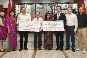 中國總領事館與越南中商會本市分會向芹苴市越華學校捐贈建校款項和助學金。