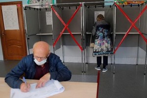 俄羅斯民眾參加西伯利亞托木斯克市舉行的地方選舉投票。 （圖源：路透社）