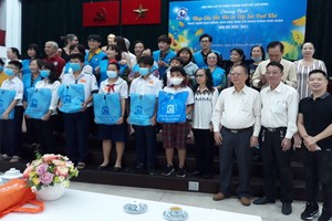 各贊助單位與學生合影。