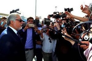 9月11日，阿富汗民族和解高級委員會主席阿卜杜拉·阿卜杜拉在喀布爾國際機場接受記者採訪。（圖源：AFP）