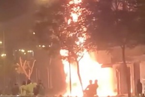 現場火勢十分猛烈。（圖源：視頻截圖）