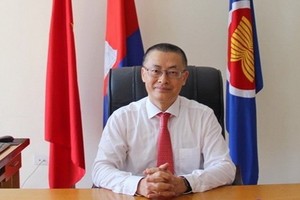 越南駐柬埔寨大使武光明對越南法理團隊過去期間為“完善和有助上述重要協定生效” 作出不懈努力予以表彰。（圖源：越通社）