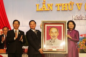 國家副主席鄧氏玉盛（右）向慶和省政治學校贈送胡伯伯肖像。（圖源：越通社）