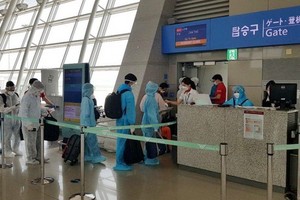 從韓國撤回的我國公民在機場辦理登機手續。（圖源：何珍）