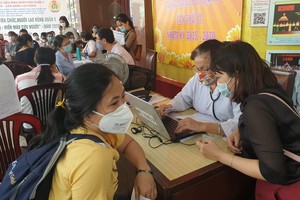 第五郡職工報名參加捐血。