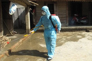 防疫人員在吉仙鎮民居區進行噴射消毒。（圖源：慶福）