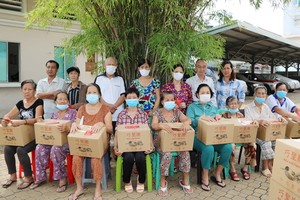 范興主任(後排右二)、陳月寶副主席(後排右一)向華人贈送禮物。