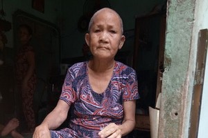 張氏紅江的右腳受傷。