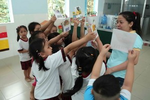 許多專家認為幼兒教師必須愛護孩子。