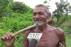 70歲的農民布延接受記者採訪。（圖源：互聯網）