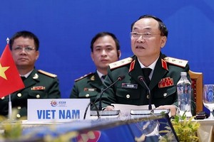 蔡大玉中將（右）主持東盟(東協)各國軍隊作戰局長第十次視像會議。（圖源：越通社）