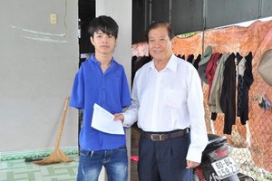 杜友才校長近十二年來為胡有幸輔助學費。