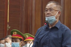 市人委會原常務副主席阮成才在法庭上回答審判委會的審問。（圖源：NL）