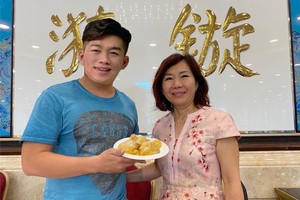 關漪鏇小姐（右）向食客介紹新推出的點心“沙翁“。