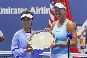 徐一璠（左）與搭檔梅利查奪女雙亞軍。（圖源：互聯網）