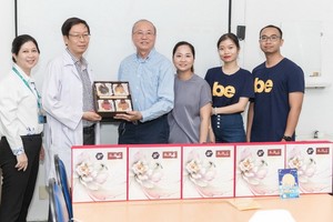 高肇力總經理(左三)贈送月餅給市熱帶病醫院代表。
