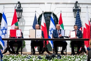 扎耶尼、內塔尼亞胡、特朗普、阿卜杜拉（左起）出席協議簽署儀式。（圖源：推特）