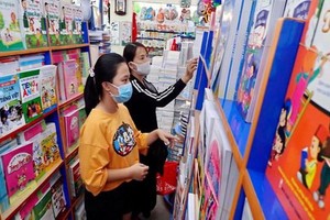 家長在平政縣阮文琚書店選購新學年教科書。