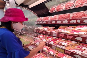 市民在超市選購肉類。（圖源：TN）