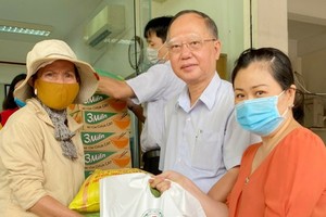 穗城會館理事長盧耀南(中)、福建溫陵會館(觀音廟)理事吳麗株(右)派發禮物。