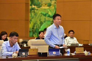司法部長黎成隆（站）在會議上發言。（圖源：Quochoi.vn）
