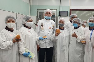 高肇力先生介紹月餅生產過程。