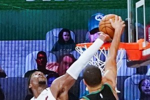 阿德巴約（左）的封蓋。