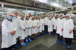 華人企業家們參觀亞洲餅家生產線時合影。