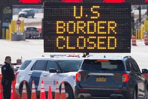 在新冠疫情出現明顯反彈之際，加拿大政府9月18日宣佈與美國之間的邊境通關限令延長至10月21日。（圖源：AFP）