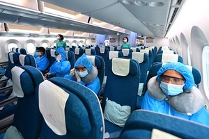 乘客在飛機上保持座位距離。（圖源：VNN）