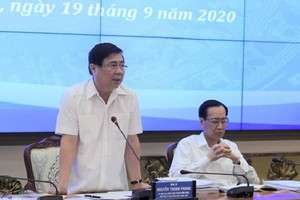 市人委會主席阮成鋒（左）在會議上發言。（圖源：晉安）