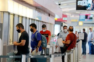 德國柏林泰格爾機場旅客在檢測區域排隊填表等待檢測。（圖源：互聯網）