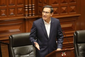 9月18日，在秘魯利馬，總統比斯卡拉在國會辯論前向全體議員發表陳述。（圖源：路透社）